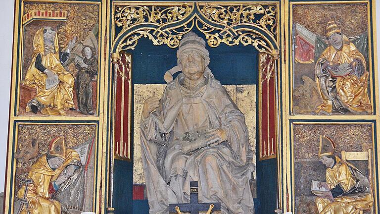 Im Mittelschrein des Hochaltars der Kirche von Bibra ist Leo der Große dargestellt. Vermutet wird, dass Riemenschneider hier, seinen Auftraggeber Lorenz von Bibra porträtähnlich dargestellt hat.
Auf den beiden Altarflügeln stellte Riemenschneider die Kirchenväter Ambrosius, Augustinus, Hieronymus und Gregor den Großen dar. Im Mittelschrein des Hochaltars der Kirche von Bibra ist Leo der Große dargestellt. Vermutet wird, dass Riemenschneider hier, seinen Auftraggeber Lorenz von Bibra porträtähnlich dargestellt hat.
Auf den beiden Altarflügeln stellte Riemenschneider die Kirchenväter Ambrosius, Augustinus, Hieronymus und Gregor den Großen dar.