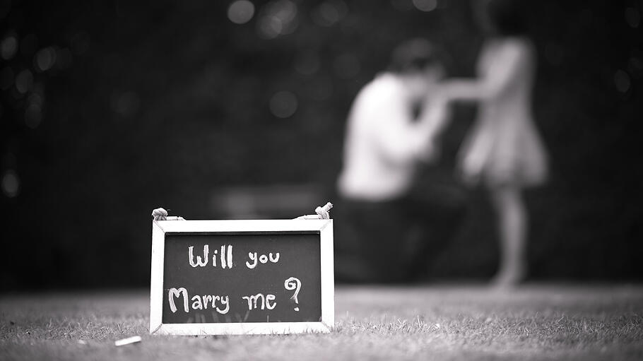 Heiratsantrag       -  Ein Verlobungsshooting liefert tolle Bilder für die geplanten Einladungskarten zur Hochzeit.