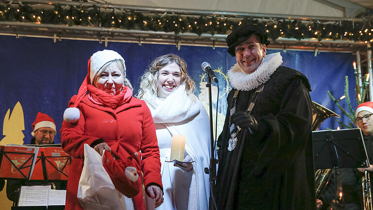 Weihnachtsmarkteröffnung 2018 mit OB Christian Schuchardt, der Würzburger Lichtermaid, Heike Mix und dem Sickershäuser Posaunenchor. Weihnachtsmarkteröffnung 2018 mit OB Christian Schuchardt, der Würzburger Lichtermaid, Heike Mix und dem Sickershäuser Posaunenchor.