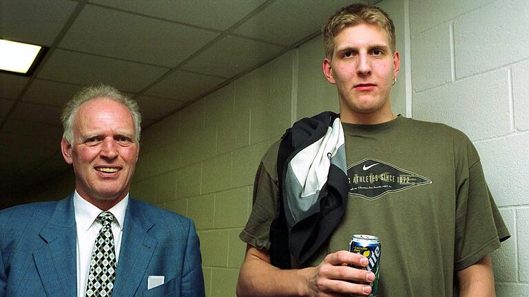 1999, ein einschneidendes Jahr für die Nowitzkis: Dirk wechselt in die NBA zu den Dallas Mavericks, sein Vater Jörg lässt ihn ziehen. 1999, ein einschneidendes Jahr für die Nowitzkis: Dirk wechselt in die NBA zu den Dallas Mavericks, sein Vater Jörg lässt ihn ziehen.