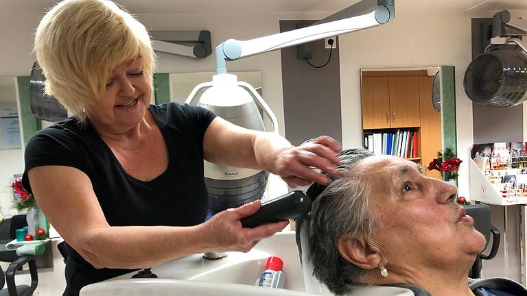 Gelernt ist eben gelernt: Bürgermeisterin und Friseurmeisterin Cornelia Dahinten heute beim Haarwaschen. Gelernt ist eben gelernt: Bürgermeisterin und Friseurmeisterin Cornelia Dahinten heute beim Haarwaschen. 