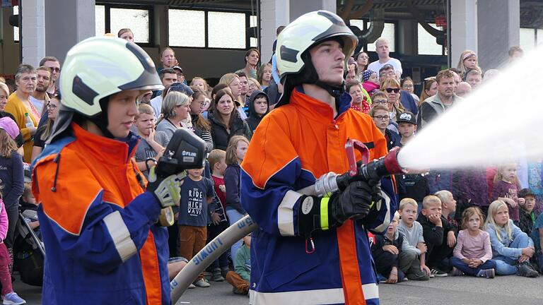 Auch die Jugendfeuerwehr zeigte ihr Können. Auch die Jugendfeuerwehr zeigte ihr Können.