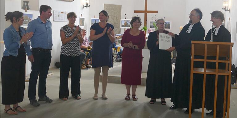 Vertreter der Kirchengemeinde nahmen die Gründungsurkunde der neuen Kirchengemeinde Sickershausen-Hohenfeld in Empfang, überreicht von Pfarrer Simon Gahr und seiner Vorgängerein Pfarrerin Esther Zeiher. Vertreter der Kirchengemeinde nahmen die Gründungsurkunde der neuen Kirchengemeinde Sickershausen-Hohenfeld in Empfang, überreicht von Pfarrer Simon Gahr und seiner Vorgängerein Pfarrerin Esther Zeiher.