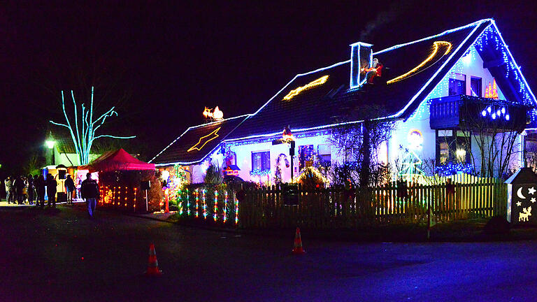Nicht zu übersehen ist auch das Weihnachtshaus von Peter Mack und seiner Familie in Mellrichstadt (Lkr. Rhön-Grabfeld). Alles ist illuminiert von etwa 15 000 LED-Lämpchen. Dazu kommen 50 beleuchtete Figuren. Nicht zu übersehen ist auch das Weihnachtshaus von Peter Mack und seiner Familie in Mellrichstadt (Lkr. Rhön-Grabfeld). Alles ist illuminiert von etwa 15 000 LED-Lämpchen. Dazu kommen 50 beleuchtete Figuren.