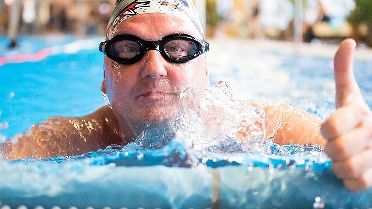 24 Stunden Schwimmen 2018 Gerbrunn - Schwimmen, Schwimmsport, 24h Schwimmen, 24 Stunden, 04.11.2018, Hallenbad, Gerbrunn Bild: Bild: Franco Kämpf aus Ingolstadt, mit erreichten 35.000 Metern, der Teilnehmer mit der längsten Strecke während des Wettbewerbs 24 Stunden Schwimmen 2018 Gerbrunn - Schwimmen, Schwimmsport, 24h Schwimmen, 24 Stunden, 04.11.2018, Hallenbad, Gerbrunn Bild: Bild: Franco Kämpf aus Ingolstadt, mit erreichten 35.000 Metern, der Teilnehmer mit der längsten Strecke während des Wettbewerbs