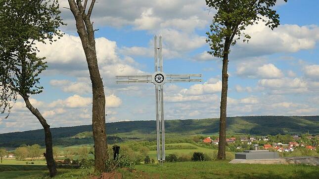 Eingebettet in Natur: Das neue Wegkreuz hoch über Rügheim.