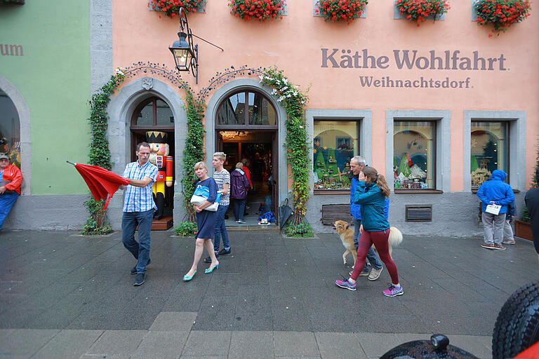 Von der Fassade lasse man sich nicht täuschen. Dahinter ist nicht einfach ein Laden. Sondern eine Weihnachtswunderwelt. Von der Fassade lasse man sich nicht täuschen. Dahinter ist nicht einfach ein Laden. Sondern eine Weihnachtswunderwelt. 