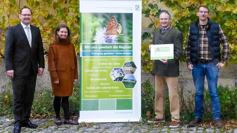 Das Amt für Ernährung, Landwirtschaft und Forsten in Karlstadt hat für die Umgestaltung seiner Außenflächen die Auszeichnung „Blühender Betrieb“ erhalten. Im Bild (von links): Bürgermeister Michael Hombach, Landrätin Sabine Sitter, Leiter Bereich Landwirtschaft, Bernhard Schwab mit Plakette und Wildlebensraumberater, Bastian Dürr.