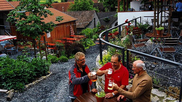 Biergarten oder nicht? Ulrich Martin (Mitte) und alle seine Gäste sind davon überzeugt. Biergarten oder nicht? Ulrich Martin (Mitte) und alle seine Gäste sind davon überzeugt.