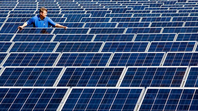 Die Schlüsseltechnologie zur Umsetzung der Energiewende im Landkreis Haßberge ist für GUT-Geschäftsführer Marco Siller die Photovoltaik. 20 weitere PV-Freiflächenanlagen im Landkreis sind sein Ziel, um auf dem Energiesektor möglichst autark zu werden. Die Schlüsseltechnologie zur Umsetzung der Energiewende im Landkreis Haßberge ist für GUT-Geschäftsführer Marco Siller die Photovoltaik. 20 weitere PV-Freiflächenanlagen im Landkreis sind sein Ziel, um auf dem Energiesektor möglichst autark zu werden.