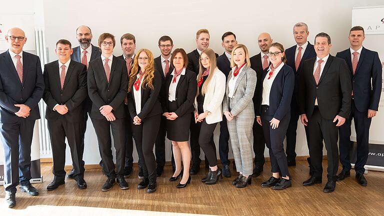 Noch vor Ausbruch der Corona-Pandemie entstand diese Team-Aufnahme rund um die beiden Geschäftsführer und Firmengründer Bernhard Stürmer (links) Gerhard Neubert (Zweiter von rechts).
