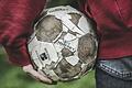 Fußball unter den Arm geklemmt und ab zum Bolzplatz: So haben das die Kinder früher gemacht - und so machen es auch heute noch viele.