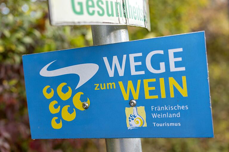 Mehr als 30 Routen im Fränkischen Weinland tragen das Qualitätssiegel 'Wege zum Wein': Auf diesen zertifizierten Touren kommt man dem Wein ganz nah.