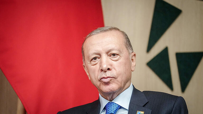 Türkischer Präsident Recep Tayyip Erdogan.jpeg - Der umstrittene Präsident der Türkei, Recep Tayyip Erdogan, wird 70 Jahre alt. Viele Türken verehren den Autokraten, andere sehen die negativen Folgen seiner Politik. Türkischer Präsident Recep Tayyip Erdogan.jpeg - Der umstrittene Präsident der Türkei, Recep Tayyip Erdogan, wird 70 Jahre alt. Viele Türken verehren den Autokraten, andere sehen die negativen Folgen seiner Politik.