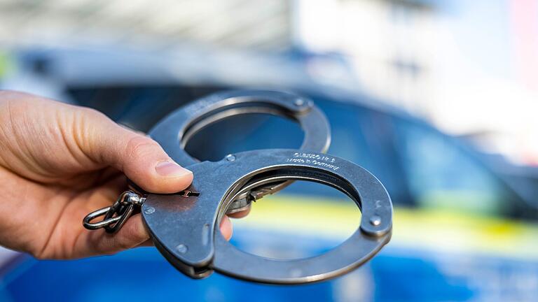 Handschellen Symbolbild       -  Ein 35-Jähriger wurde von der Polizei festgenommen. (Symbolbild)