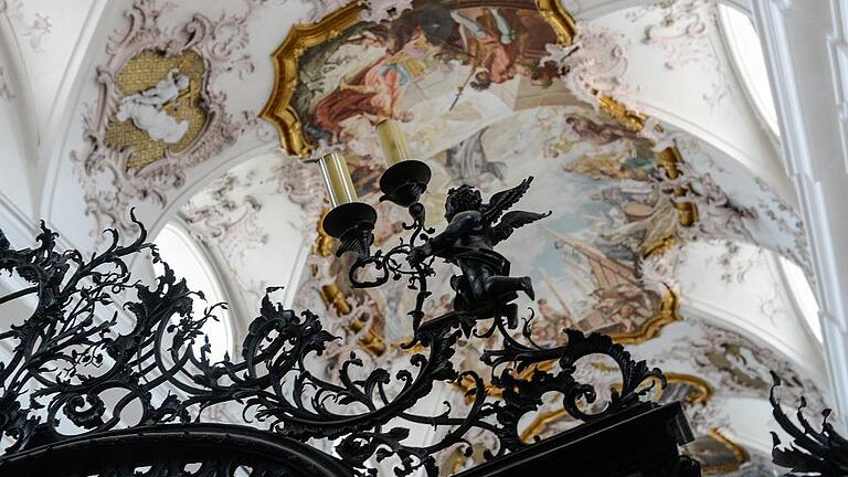 Kontraste: Blick über das kunstvoll gestaltete Gitter von Markus Gattinger ins Chorgewölbe. Die Deckenmalerei stammt von Matthäus Günther. Kontraste: Blick über das kunstvoll gestaltete Gitter von Markus Gattinger ins Chorgewölbe. Die Deckenmalerei stammt von Matthäus Günther.