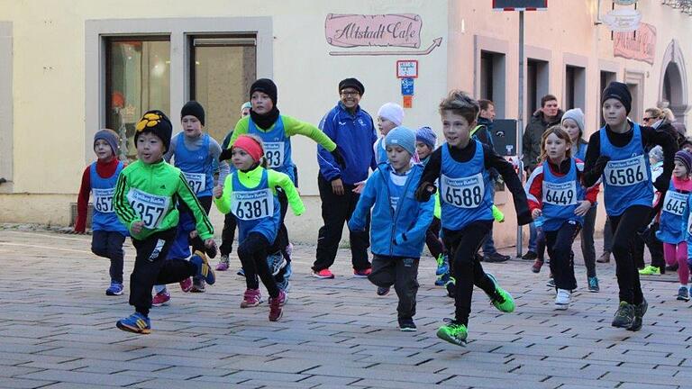 Profis, Freizeitläufer und kleine Nachwuchstalente haben ihren Spaß beim Nikolauslauf durch die Ochsenfurter Altstadt.