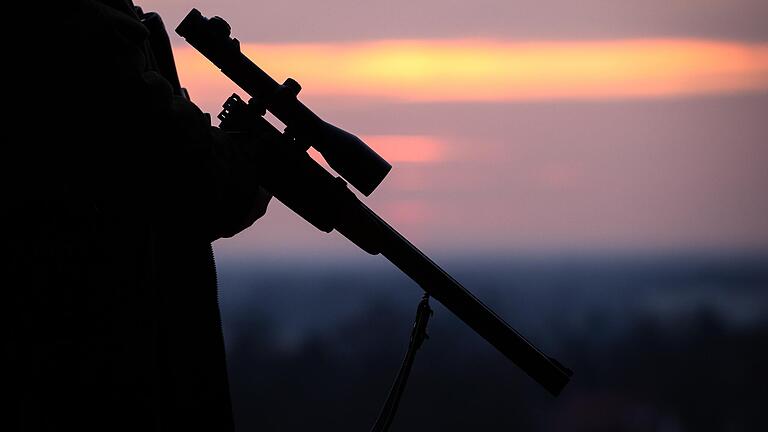 Grünen-Fraktionschef Ludwig Hartmann fordert zum Schutz des Waldes deutlich mehr Jagd auf Rehe und Hirsche. Unser Symbolbild zeigt einen Jäger in der Dämmerung.