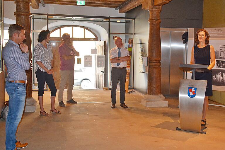 Susanne Reum stellvertretende Landrätin des Landkreises Schmalkalden-Meiningen, überbrachte die Grüße von Landrätin Peggy Grieser. Die Ausstellung sollte vor allem Jugendliche  zum Besuch animieren, aber auch deren Eltern als Zeitzeugen, betonte sie