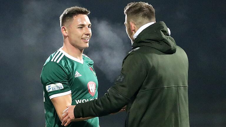 Der eine freut sich tierisch aufs Derby gegen seinen Ex-Klub Aubstadt, der andere versucht ihn ein bisschen einzufangen: Der Schweinfurter Außenstürmer Martin Thomann (links) nach dem Comeback gegen Buchbach im Gespräch mit FC-05-Trainer Tobias Strobl.