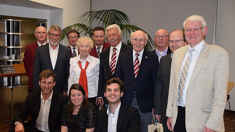 Beim Frühlingskonzert der WVV-Sänger: (von links, vorne) Frederik Heckel (Saxophon-Virtuose), Lisa Eger (Chorleiterin „Frauenchor Frohsinn Randersacker“) sowie Rudolf W. Haidu (Chorleiter „WVV-Chöre“ und „Männerchor Sängerbund Rottendorf 1891“); (hinten) Friedrich Merker (WVV-Chöre, 2. Vorsitzender),Thomas Schäfer (WVV-Geschäftsführer), Hubert Schwinn (WVV-Chöre, 1. Vorsitzender), Rosemarie Lörner („Frauenchor Frohsinn Randersacker“, 1. Vorsitzender ), Holger Göpfert (WVV-Männerchor, Pianist), Eugen Herbst und Georg Brohm (die Sprecher des „Männerchores Sängerbund Rottendorf 1891) und die Würzburger Stadträte Rainer Schott, Udo Feldinger sowie Willi Dürrnagel. Beim Frühlingskonzert der WVV-Sänger: (von links, vorne) Frederik Heckel (Saxophon-Virtuose), Lisa Eger (Chorleiterin „Frauenchor Frohsinn Randersacker“) sowie Rudolf W. Haidu (Chorleiter „WVV-Chöre“ und „Männerchor Sängerbund Rottendorf 1891“); (hinten) Friedrich Merker (WVV-Chöre, 2. Vorsitzender),Thomas Schäfer (WVV-Geschäftsführer), Hubert Schwinn (WVV-Chöre, 1. Vorsitzender), Rosemarie Lörner („Frauenchor Frohsinn Randersacker“, 1. Vorsitzender ), Holger Göpfert (WVV-Männerchor, Pianist), Eugen Herbst und Georg Brohm (die Sprecher des „Männerchores Sängerbund Rottendorf 1891) und die Würzburger Stadträte Rainer Schott, Udo Feldinger sowie Willi Dürrnagel.