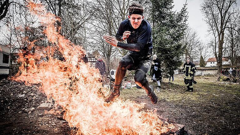 Rund 50 Hindernisse auf 24 Kilometern warten auf die Extremsportler beim „Hell of the Brave“ in Zeil. Das „Höllenfeuer“ darf natürlich nicht fehlen. Rund 50 Hindernisse auf 24 Kilometern warten auf die Extremsportler beim „Hell of the Brave“ in Zeil. Das „Höllenfeuer“ darf natürlich nicht fehlen.
