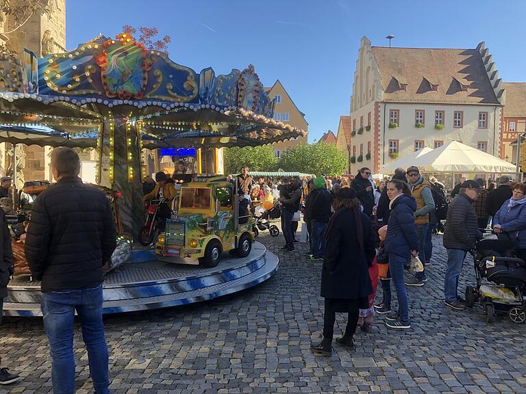 Endlich ist wieder ein Kinderkarussell in der Stadt. Die Kleinen freuten sich.
