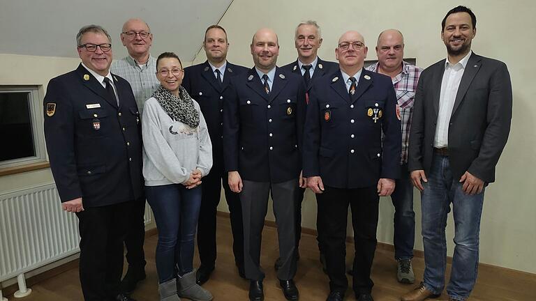 Auf dem Foto Kreisbrandrat Holger Strunk, Armin Heuler (bisher Schriftführer, ausgeschieden), Kassiererin Beatrice Redelberger, 1. Kommandant Markus Redelberger, 2. Kommandant Dominik Schlereth, Ulrich Göb (bisher. 1. Vorsitzender, ausgeschieden), 1. Vorsitzender Thomas Bauer (bisher 1. Kommandant), 2. Vorsitzender Norbert Brückner, Schriftführerin Andrea Assmann nicht im Bild, 1. Bürgermeister Sebastian Hauck. Auf dem Foto Kreisbrandrat Holger Strunk, Armin Heuler (bisher Schriftführer, ausgeschieden), Kassiererin Beatrice Redelberger, 1. Kommandant Markus Redelberger, 2. Kommandant Dominik Schlereth, Ulrich Göb (bisher. 1. Vorsitzender, ausgeschieden), 1. Vorsitzender Thomas Bauer (bisher 1. Kommandant), 2. Vorsitzender Norbert Brückner, Schriftführerin Andrea Assmann nicht im Bild, 1. Bürgermeister Sebastian Hauck.