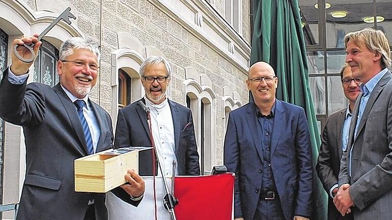 Freude beim Iphöfer Bürgermeister Josef Mend: Soeben hat er von den Planern Walter Böhm, Reinhold Jäcklein, Stefan Schraut und Andreas Gundelach (von links) den symbolischen Schlüssel für das neue Dienstleistungszentrum der Stadt Iphofen erhalten. Freude beim Iphöfer Bürgermeister Josef Mend: Soeben hat er von den Planern Walter Böhm, Reinhold Jäcklein, Stefan Schraut und Andreas Gundelach (von links) den symbolischen Schlüssel für das neue Dienstleistungszentrum der Stadt Iphofen erhalten.
