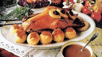 Gans schön lecker, so ein       -  Gans schön lecker, so ein knuspriges Gänschen mit Klößen und Rotkraut.