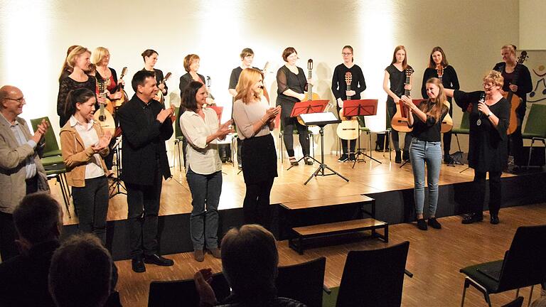 Am Ende waren alle glücklich: Komponistin Xenia Trendel (vorne, Zweite von rechts) mit Musikschulleiterin Petra Breitenbach (vorne rechts) und allen anderen Interpreten ihrer Musikstücke.