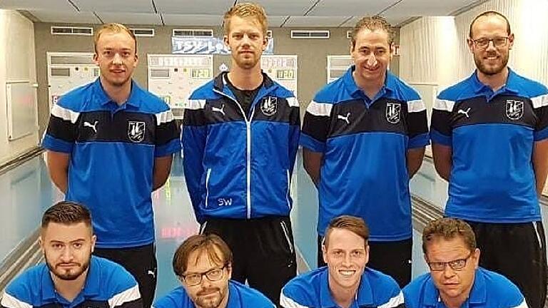 Versbach macht die Sensation perfekt - Der Sportkegelverein Versbach ist Meister in der Landesliga Nord. Damit steigt die Mannschaft in die Bayernliga, Deutschlands dritthöchste Klasse, auf. Laut Spielführer Stefan Koljaja habe das Tea, während der Saison überdurchschnittliche Leistungen erbracht. Bei Auswärtsspielen habe man über sich hinauswachsen müssen, allerdings sei beim Aufstieg auch ein Quäntchen Glück dabei gewesen. So hatte Versbach in Oberaltertheim mit nur einem Holz, in Kitzingen mit fünf Holz Vorsprung gewonnen. Für den Sportbund ist die Meisterschaft nach eigenen Angaben „eine Sensation“ und in der über 50-jährigen Vereinsgeschichte der größte sportliche Erfolg. Im Bild: Die „glorreichen Acht“ (hinten von links) Jens Leibold, Steffen Wagenbrenner, Norbert Strohmenger, Matthias Ziegler, (vorne von links) Francesco Lala, Spielführer Stefan Koljaja, Patrick Geenen und Marco Kreß. (pm) Versbach macht die Sensation perfekt - Der Sportkegelverein Versbach ist Meister in der Landesliga Nord. Damit steigt die Mannschaft in die Bayernliga, Deutschlands dritthöchste Klasse, auf. Laut Spielführer Stefan Koljaja habe das Tea, während der Saison überdurchschnittliche Leistungen erbracht. Bei Auswärtsspielen habe man über sich hinauswachsen müssen, allerdings sei beim Aufstieg auch ein Quäntchen Glück dabei gewesen. So hatte Versbach in Oberaltertheim mit nur einem Holz, in Kitzingen mit fünf Holz Vorsprung gewonnen. Für den Sportbund ist die Meisterschaft nach eigenen Angaben „eine Sensation“ und in der über 50-jährigen Vereinsgeschichte der größte sportliche Erfolg. Im Bild: Die „glorreichen Acht“ (hinten von links) Jens Leibold, Steffen Wagenbrenner, Norbert Strohmenger, Matthias Ziegler, (vorne von links) Francesco Lala, Spielführer Stefan Koljaja, Patrick Geenen und Marco Kreß. (pm)