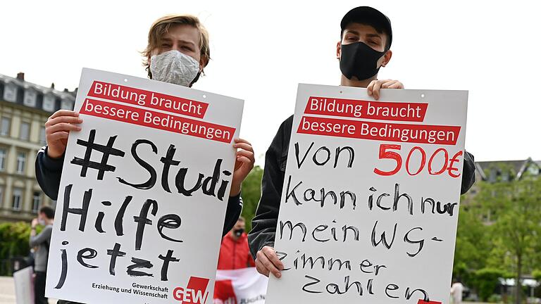 Kundgebung der hessischen Studierendenvertretungen in Wiesbaden: Studierende fühlen sich vom Staat in der Corona-Krise allein gelassen. Bis August können nun monatliche Zuschüsse beantragt werden.