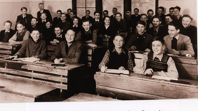 Noch 1951 saßen die Lohrer Gymnasiasten teilweise in alten Schulbänken, die nach der Beschlagnahmung des Gymnasiums durch die Alliierten beschädigt worden waren.