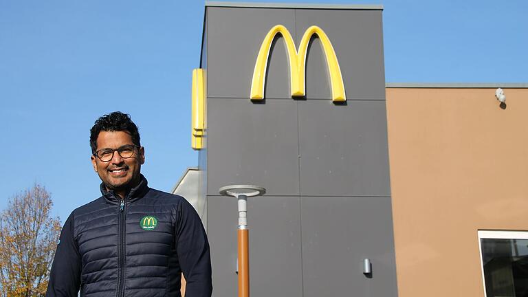 Restaurantleiter Carlos De Las Aguas vor dem McDonald's in Karlstadt. Restaurantleiter Carlos De Las Aguas vor dem McDonald's in Karlstadt.