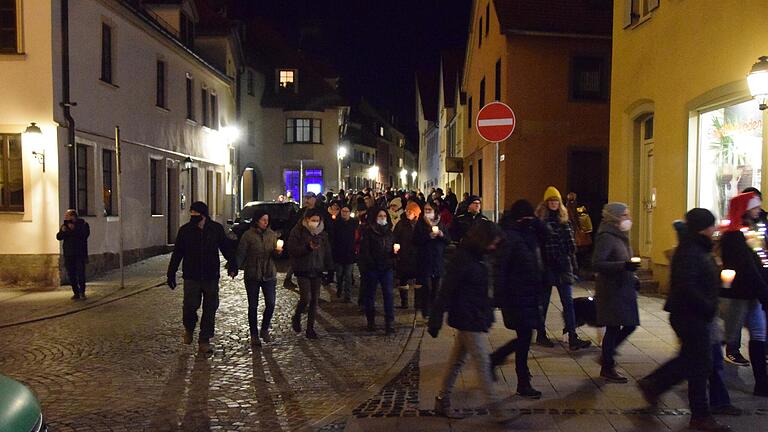 Nun liefen an die 650 Menschen beim dritten Abendspaziergang durch Bad Neustadt. Das Bild stammt vom zweiten „Spaziergang“.