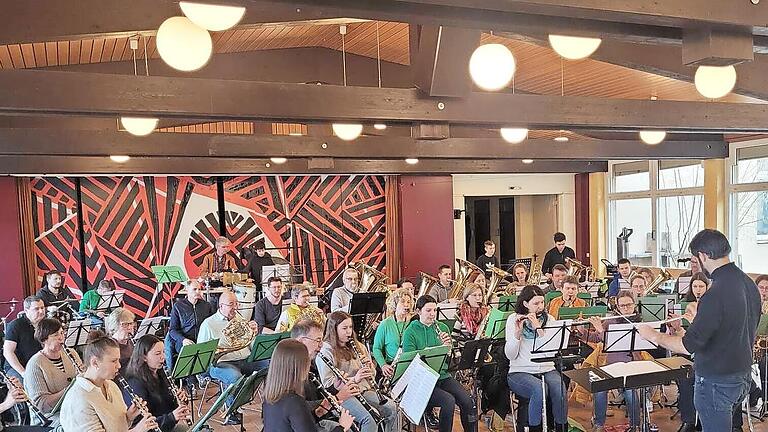 Mit einem Probenwochenende in der Aula des Gymnasiums bereitete sich die Stadtkapelle Hammelburg auf ihr Frühjahrskonzert am Sonntag, 10. März, in der Musikakademie vor.       -  Mit einem Probenwochenende in der Aula des Gymnasiums bereitete sich die Stadtkapelle Hammelburg auf ihr Frühjahrskonzert am Sonntag, 10. März, in der Musikakademie vor.