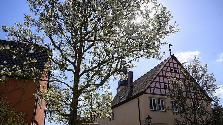 Mitten im Ort thront in Hüttenheim die dritte Kirchenburg. Direkt nebenan können wir uns im Biergarten des Landgasthof May stärken. Mitten im Ort thront in Hüttenheim die dritte Kirchenburg. Direkt nebenan können wir uns im Biergarten des Landgasthof May stärken.