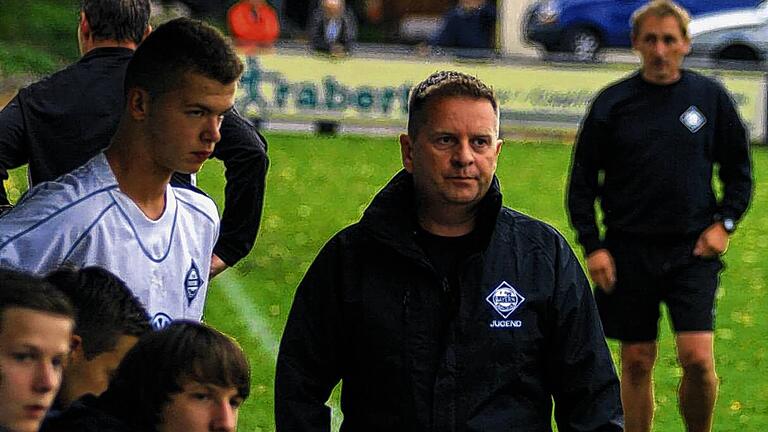 In Lauerstellung: Bayern Kitzingens Trainer Rainer Kerres sieht mit Wohlwollen auf das Treiben seiner Elf, Johannes Harder (links im weißen Trikot) traf beim Gastspiel in Goldbach zur Führung.