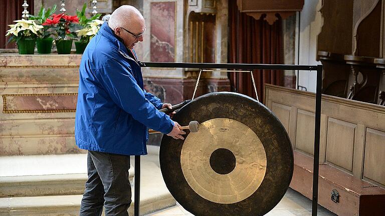 Schöne Tradition: Der Gongschlag eröffnet täglich die Vesperkirche. Hier im Bild Norbert Holzheid