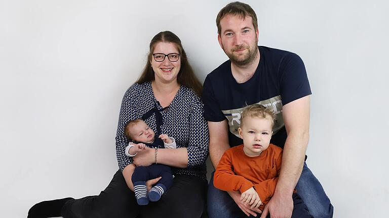 Die vierköpfige Familie Daniela Lindemann und Michael Swiderski mit ihren Kindern Felix und Baby Max.