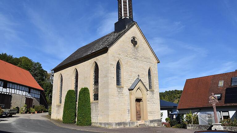 Von außen ist der kleinen Dorfkirche im Bieberehrener Ortsteil Klingen nichts anzusehen, doch innen 'bröselt' es von der Decke. Von der Diözese Würzburg gibt es keinerlei Zuschüsse. Bei einem Gespräch mit den Bürgern fand sich keine Lösung über den Fortbestand, denn der Kaufpreis ist noch offen.