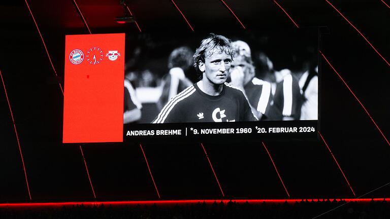 Bayern München - RB Leipzig.jpeg       -  Ein Foto von Andreas Brehme ist während einer Gedenkminute im Stadion auf einer Anzeigentafel zu sehen.