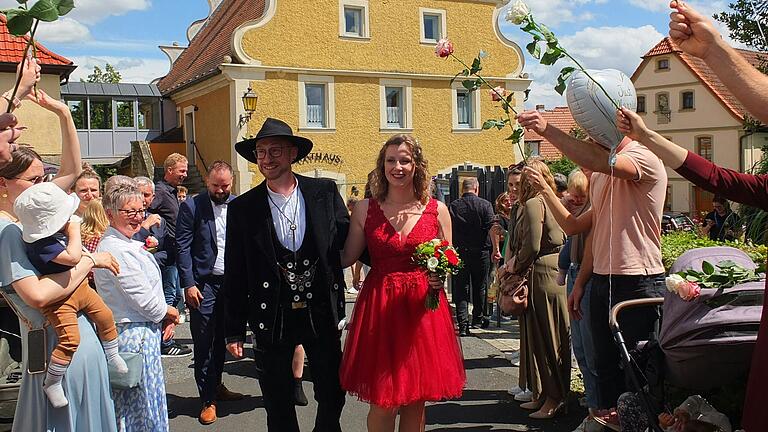 In Kluft nahm der Gaukönigshöfer Zimmermeister Andreas Angly mit seiner frisch angetrauten Judith zahlreiche Glückwünsche entgegen