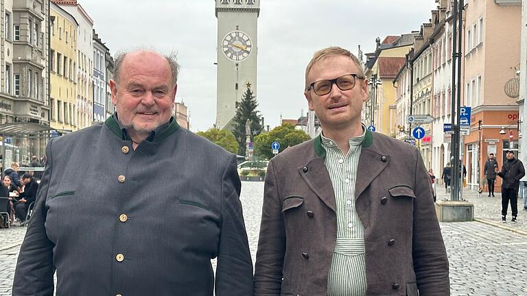 Neuwahl beim Bund Bairische Sprache       -  Der Bund Bairische Sprache hat einen neuen Vorsitzenden: Niklas Hilber (rechts) hat das Amt von seinem Vorgänger Sepp Obermeier übernommen. Der ist jetzt Ehrenvorsitzender.