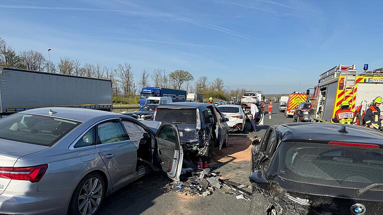 Stau-Unfälle zum Ferienstart - Zum Ferienstart kam es zu folgenschweren Unfällen mit rund 20 Fahrzeugen. Stau-Unfälle zum Ferienstart - Zum Ferienstart kam es zu folgenschweren Unfällen mit rund 20 Fahrzeugen.