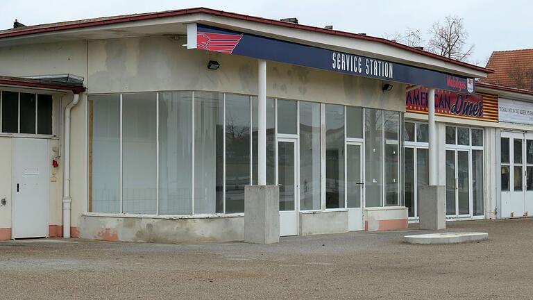 Das Hauptgebäude und die angrenzende Werkstatt der ehemaligen US-Tankstelle am Hubland könnten erhalten werden.