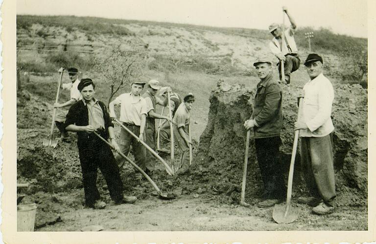 Viel Arbeit wurde zu jener Zeit noch per Hand mit Pickel und Schaufel erledigt, so auch hier am Pumphaus im Grundloch. Viel Arbeit wurde zu jener Zeit noch per Hand mit Pickel und Schaufel erledigt, so auch hier am Pumphaus im Grundloch.