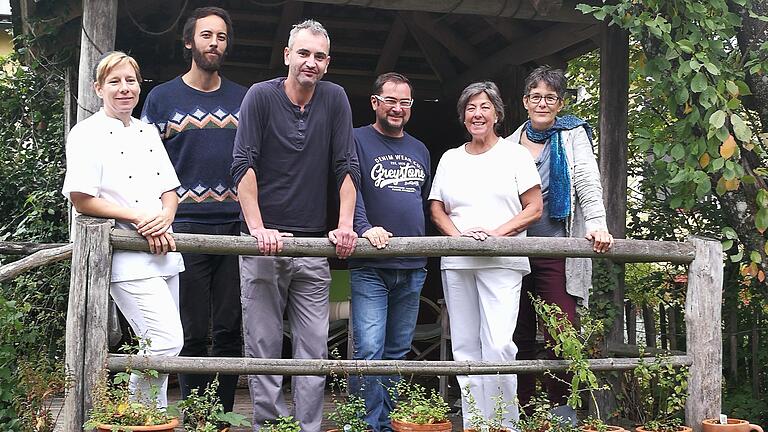 Das Küchen-Team der Klinik am Steigerwald mit den Vertretern der Solidarischen Landwirtschaft: (von links) Köchin Elke Römmelt, Markus Löffler-Wilner (Gärtner bei Solawi), Koch Jörg Mandl, Tilmann Brather (Gärtner bei Solawi), Köchin Burgl Weiß und Klinik-Verwaltungsleiterin Sibylle Hahner.