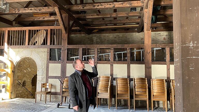 Die Markthalle in Ostheim wird zu einem Veranstaltungszentrum ausgebaut. Gemäß den neuen Plänen wird nun die Decke abgehängt und das Dach gedämmt (im Bild Bürgermeister Steffen Malzer).